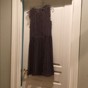 Sleeveless dress with lace